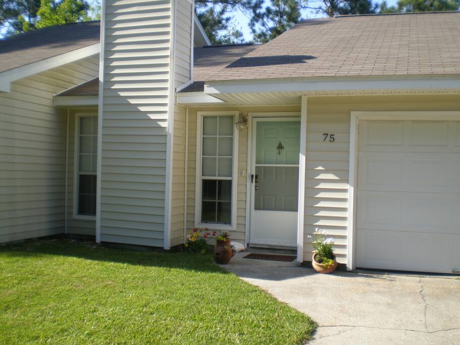 Entrance
Door to Door Parking