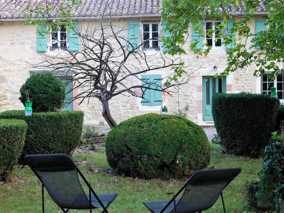 Lecture et bain de soleil dans les chaises longues
