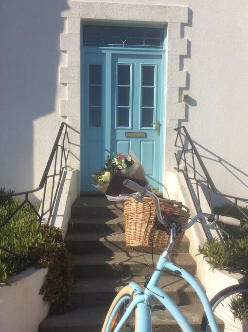blue door,