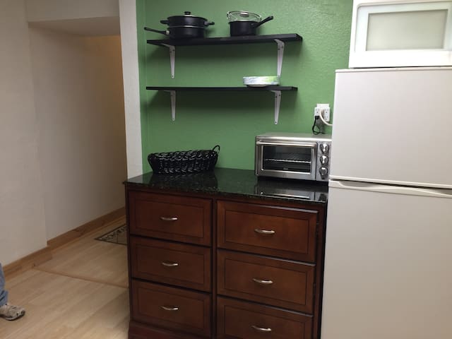 Quiet, safe, private Apartment in residential area