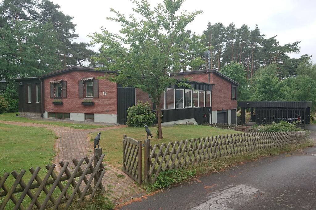House location at the end of 1-way street.