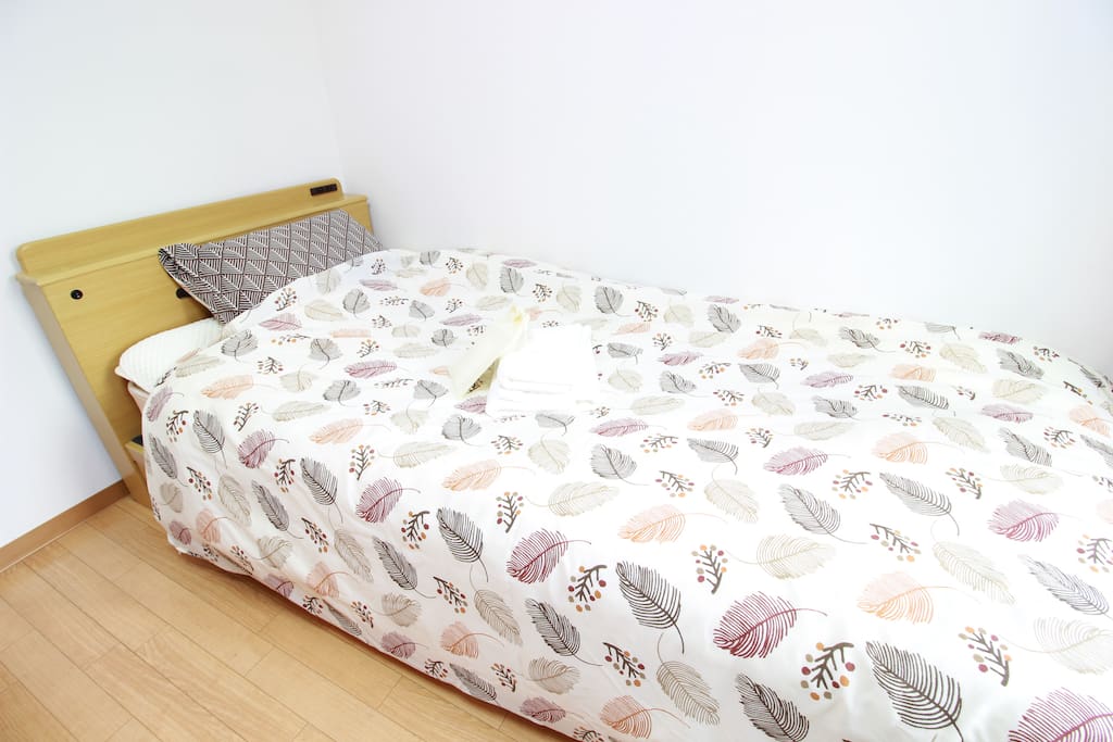【Bedroom】A single bed, a single sofa bed, a tv and a desk