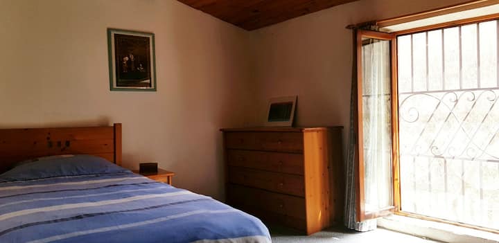 ห้องนอน #2 พร้อมวิวภูเขาเต็มรูปแบบชั้น 2 (ขึ้นจากทางเข้า) 

มีเตียงเดี่ยวตู้เสื้อผ้าโต๊ะทำงานและตู้เสื้อผ้า