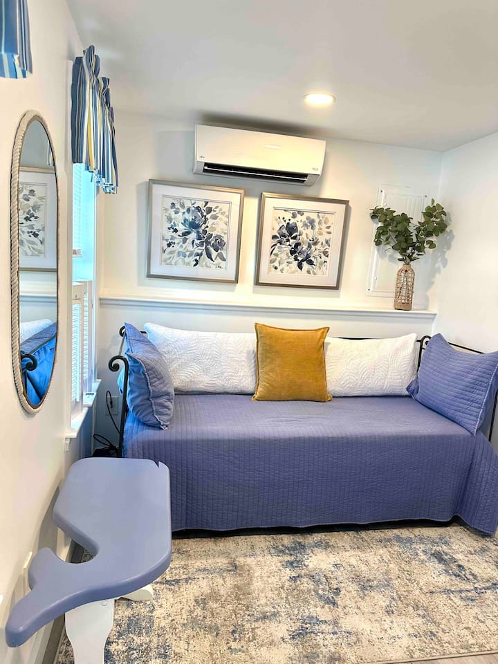 Sala de estar en la planta baja que tiene un sofá cama con cama nido