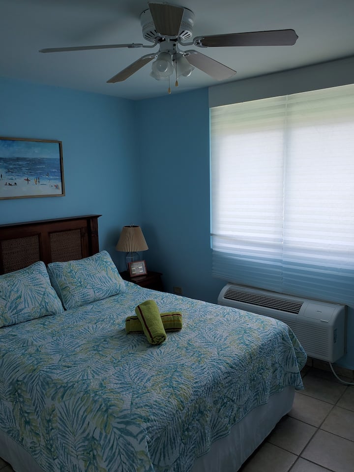Segundo dormitorio con cama tamaño queen.