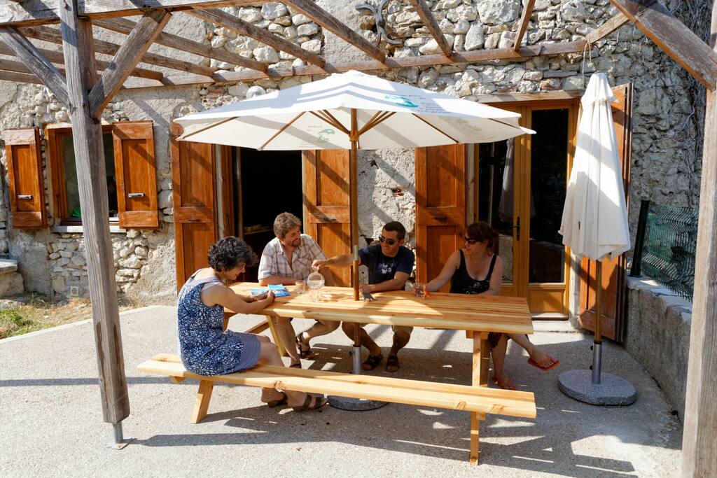 Accueil, terrasse et pergola.