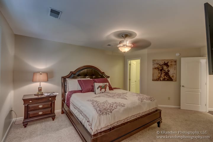 Hermosa cama tamaño king con un colchón nuevo. 