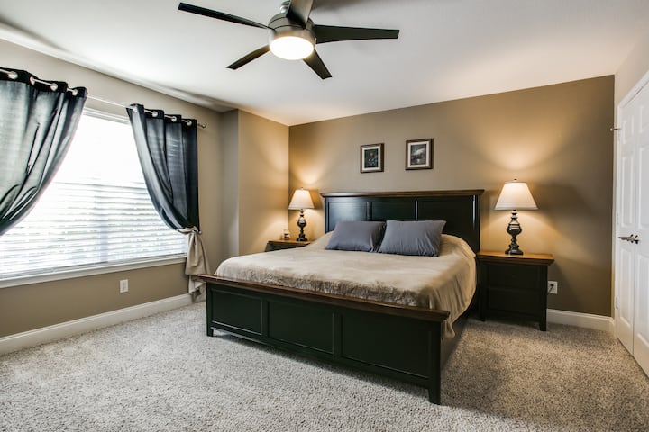 Dormitorio principal con cama tamaño king y sus vestidores