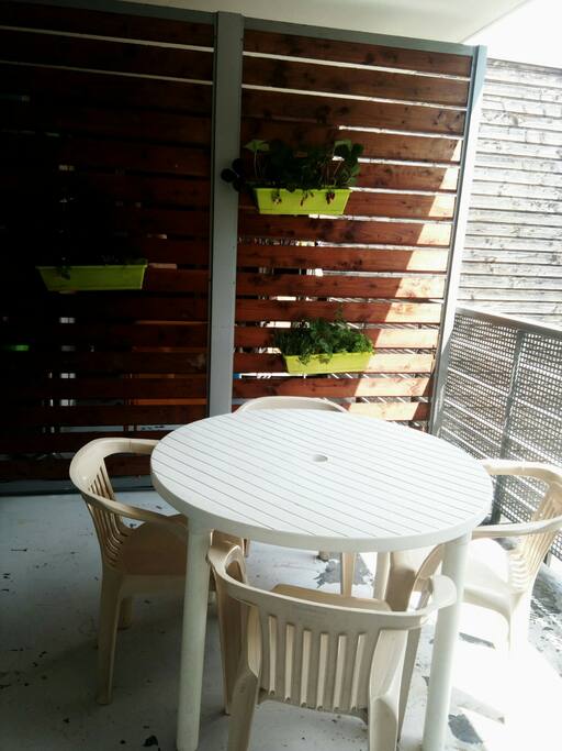 le premier balcon, quelques plantes aromatiques y sont plantés, une table est a disposition. ce balcon est ensoleillé jusqu'à 13h environ.
vous y trouverez aussi des bacs de tris sélectifs et quelques affaires ménagères.