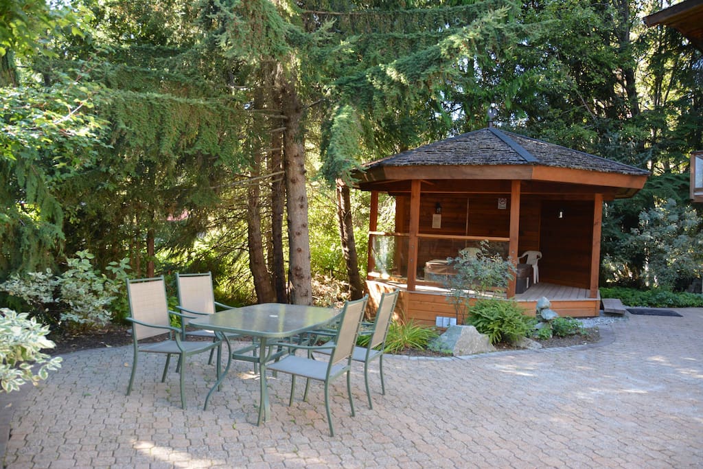 Quiet, relaxing garden.