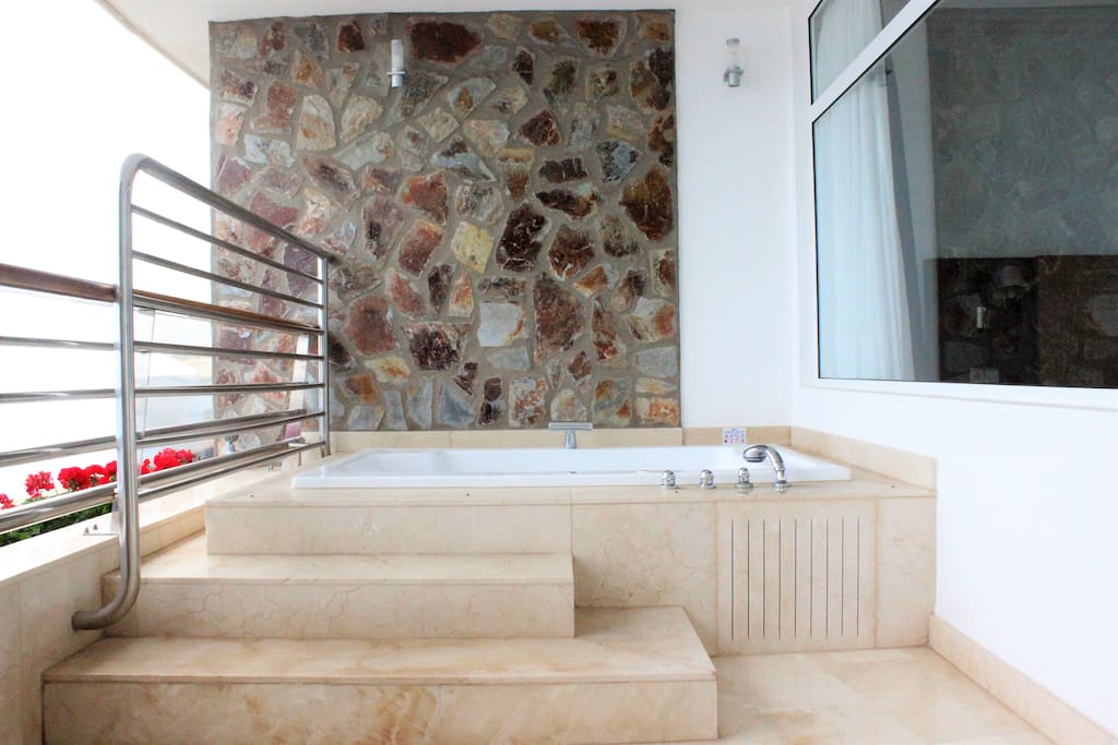Jacuzzi with Ocean Views ★ Jacuzzi con vistas al mar