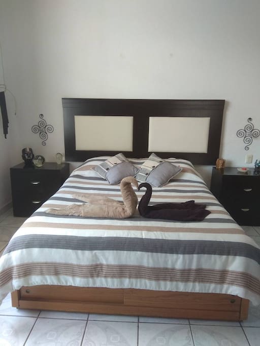 RECÁMARA PRINCIPAL CAMA TAMAÑO QUEEN SIZE.
