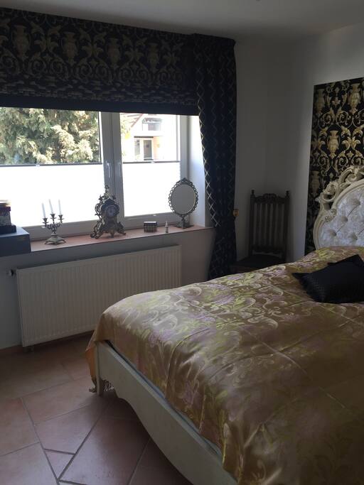 Das Schlafzimmer kann verdunkelt werden