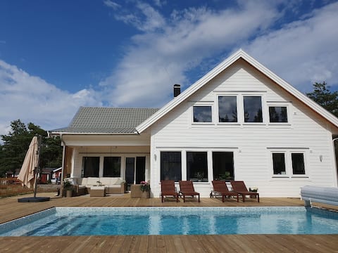 New villa with pool in a nature friendly area