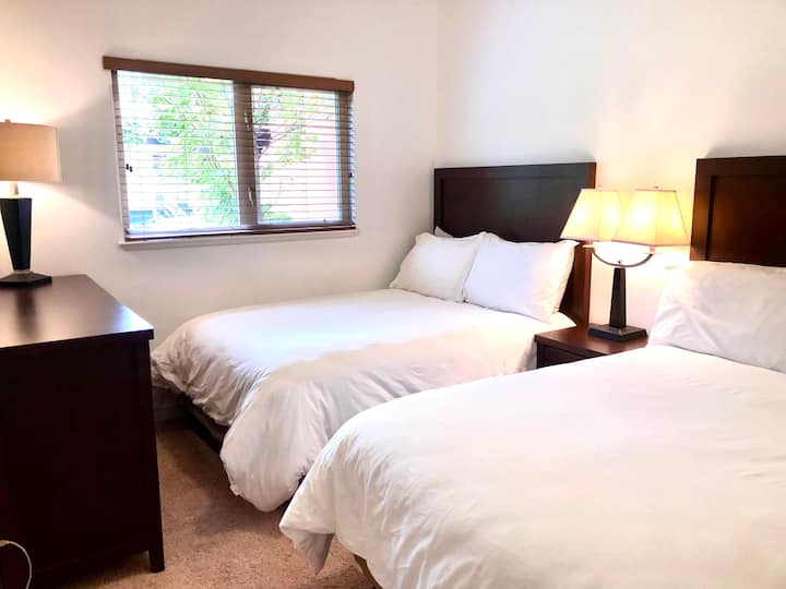 חדר שינה משני עם שתי מיטות זוגיות, ארון וארון בגודל מלא ושמיכות פוך חדשות!