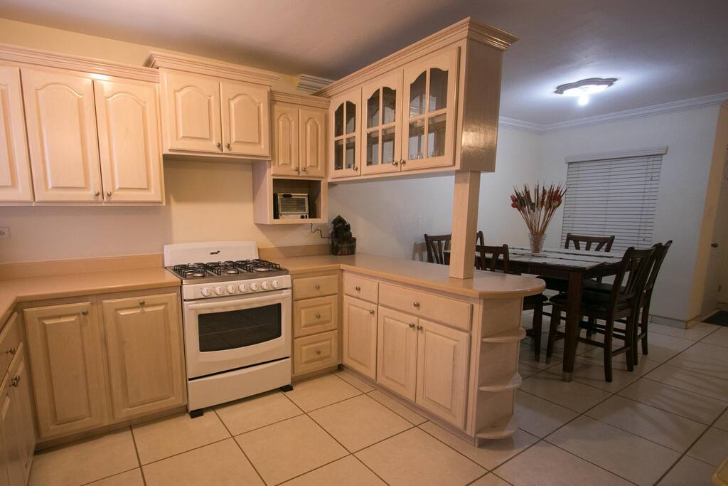Kitchen & Dinner Table
