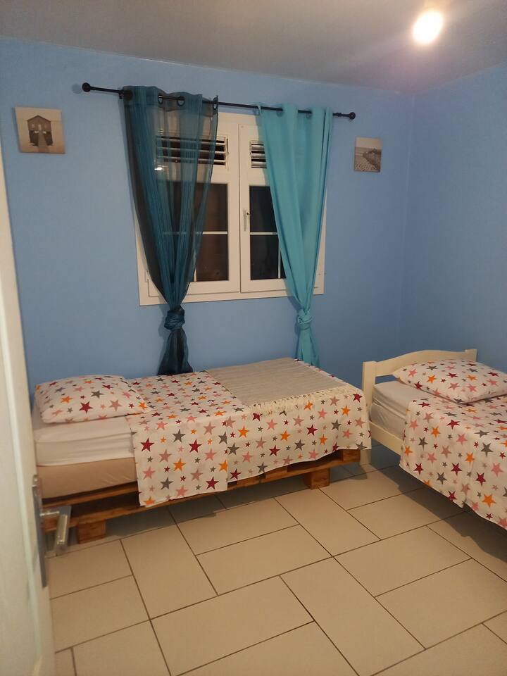 Chambre 3 avec 2 lits simples et brasseur d'air 