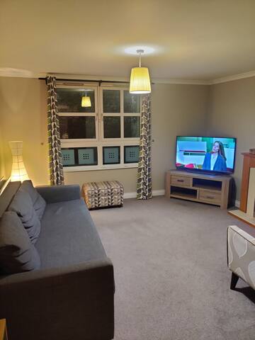 Next to the Palace and Royal Mile with parking gallery image 5