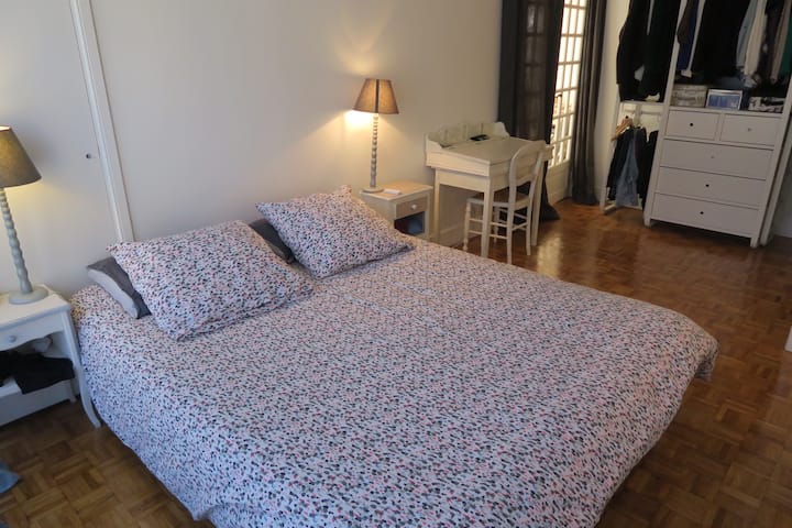 Საძინებელი 1 , ორადგილიანი საწოლი 160 სმ , იხსნება სააბაზანოსკენ 