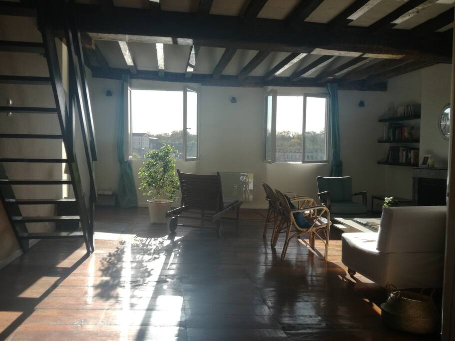 Le duplex de 83 m2 est très lumineux.
