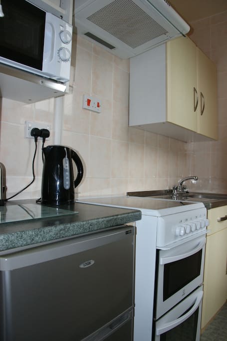 Fully equipped small kitchen