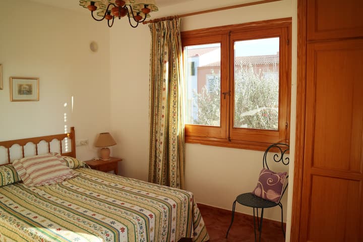 Soba s bračnim krevetom i izlazom na terasu na katu s pogledom na more. // Spavaća soba s bračnim krevetom na katu i terasom s pogledom na ocean.