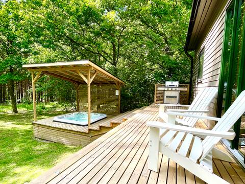 Forest Cabin w/ Jacuzzi & Sauna