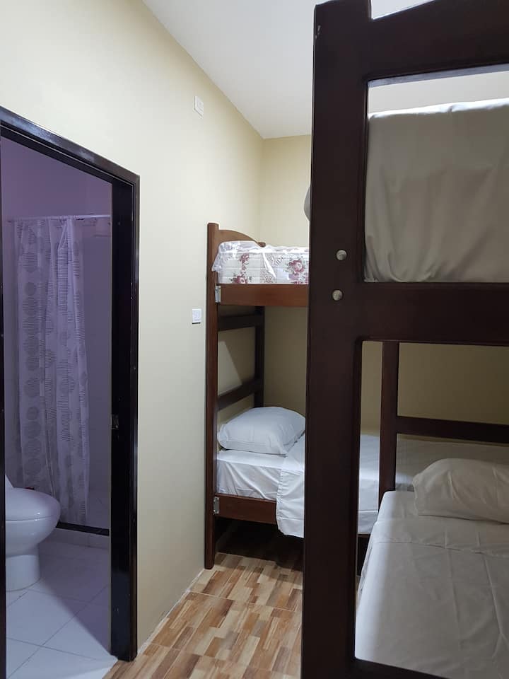 Chambre 3 avec sa salle de bain à l'intérieur de la chambre.