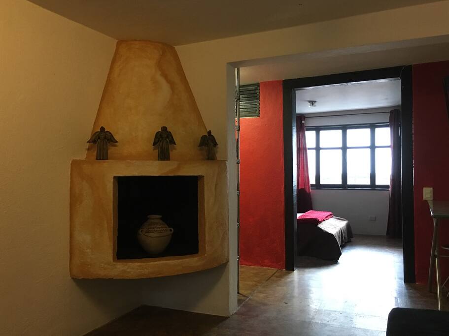 Departamento tipo Loft, con 1 habitación, baño privado, sala con sillón-cama y cocina. (En planta baja) Con área de lavandería independiente.