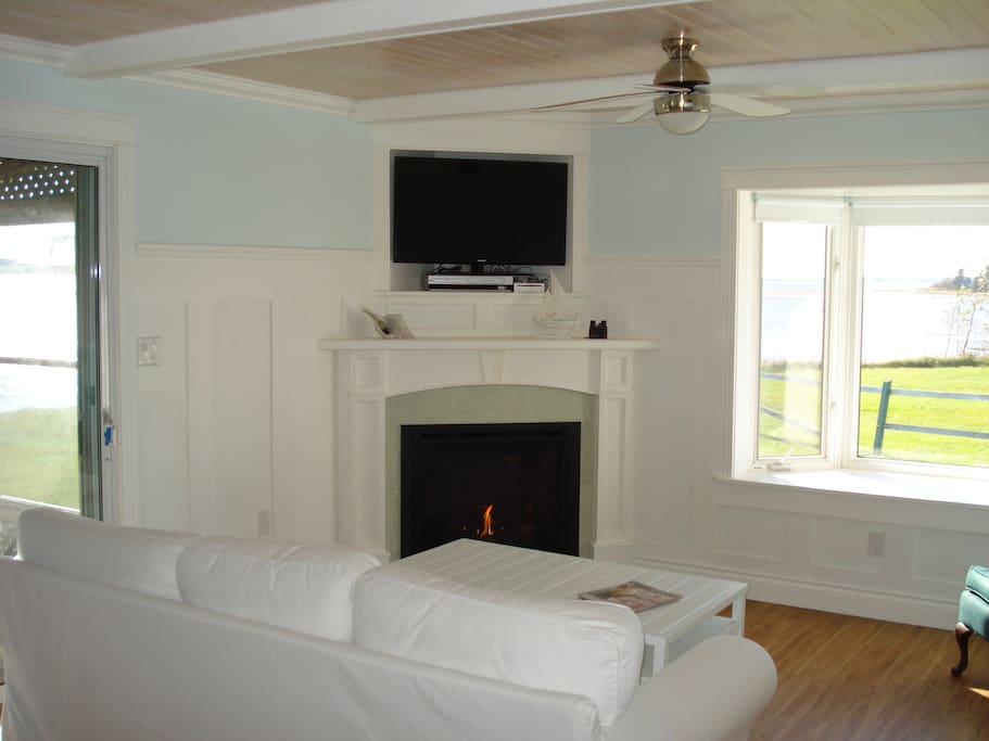 Living room: Watch a good movie, or cozy up in front of the fireplace if you happen to hit rain on your holiday.