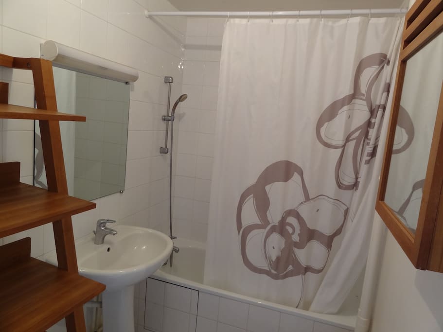 Salle de bain avec baignoire