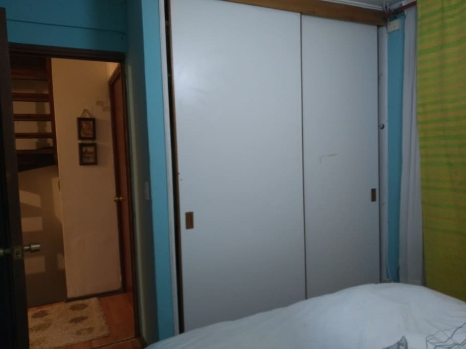 Amplio Closet con colgadores y espacios para guardar ropa doblada