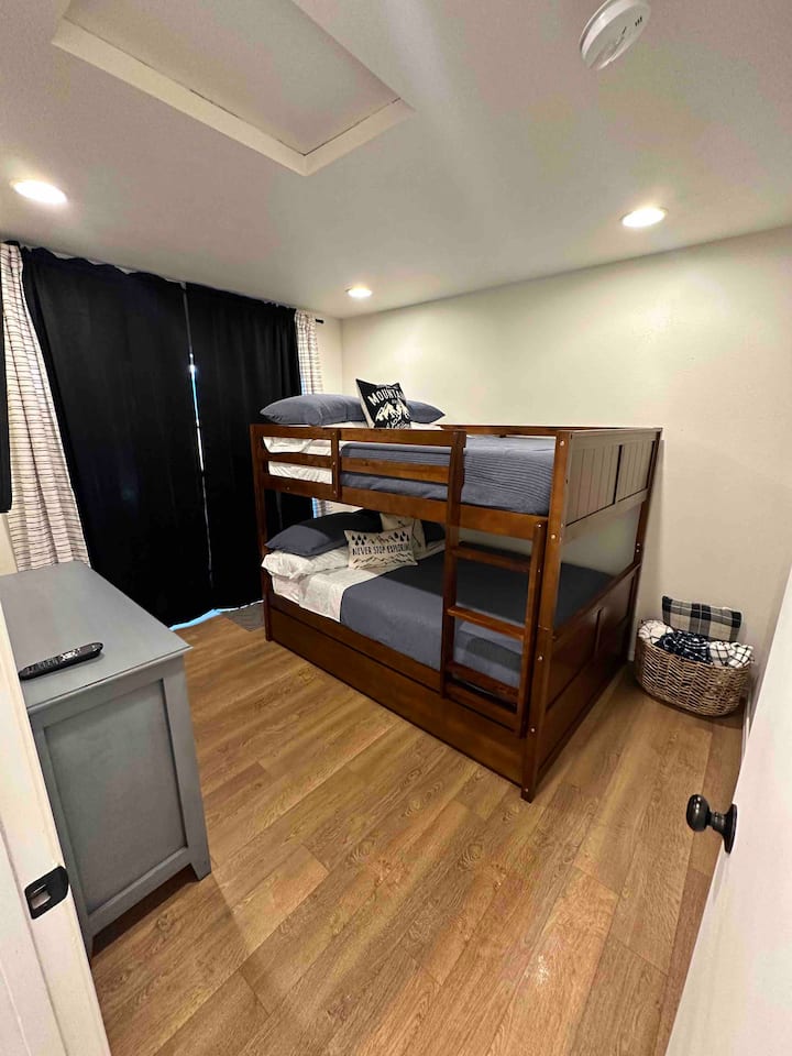 Cijeli krevet s bračnim krevetom (Twin Trundle) i sjenila za zamračivanje