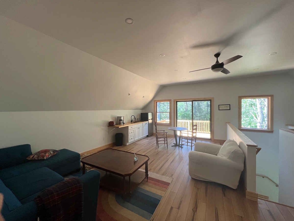 Dhomë kryesore - Divan, tavolinë, lavaman, frigorifer, pjatë e nxehtë, thekëse buke, aparat kafeje, ibrik