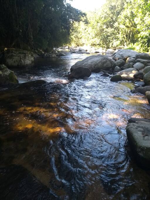 Cachoeira atrás da casa