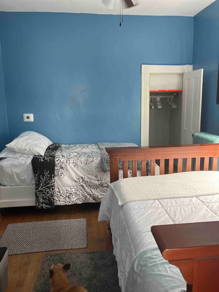 Chumba cha pili cha kulala kilicho na vitanda viwili. Kabati moja na kabati moja 