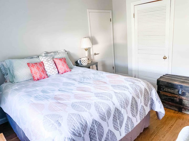 غرفة النوم الثانية - سرير كبير وسرير أطفال/سرير أطفال