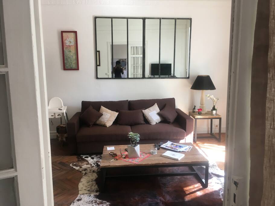 un grand salon avec deux vrais couchages