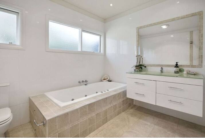 Entire Sundrenched Retreat Style Home with 9M Pool gallery image 5