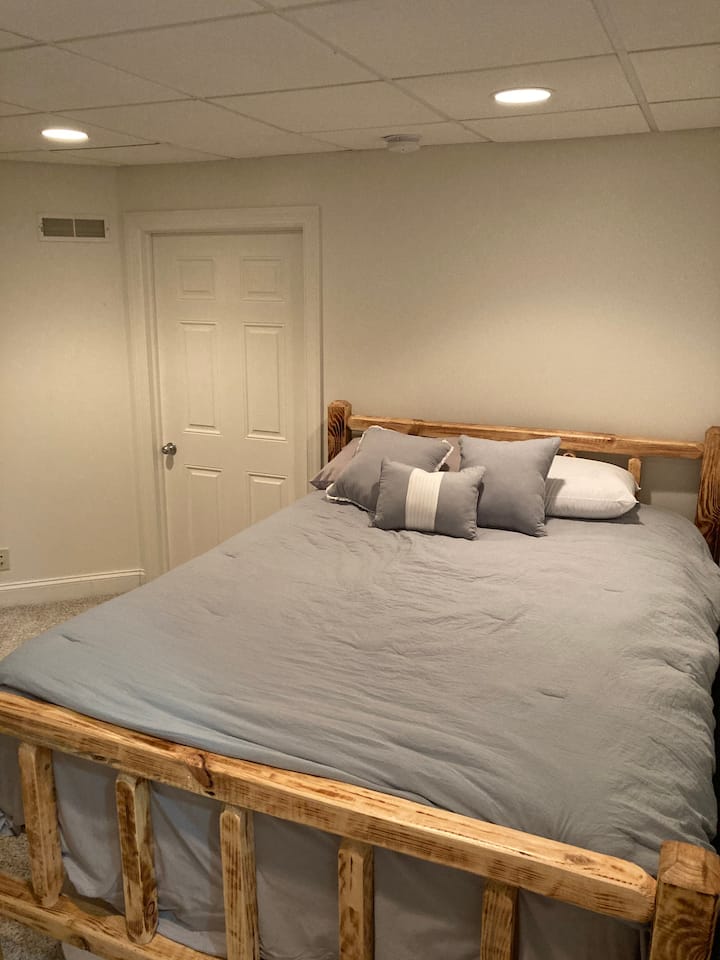 Nivel inferior: cama tamaño queen con colchón individual extraíble