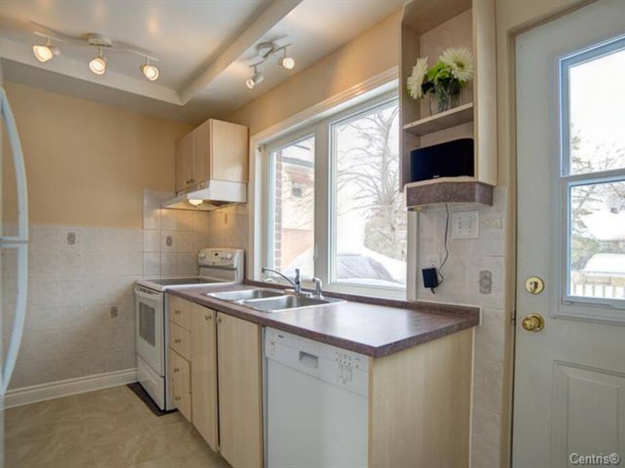 Spacious clean full kitchen
