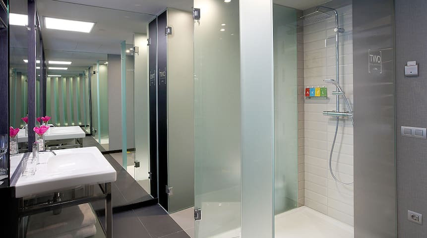 Two Hotel Barcelona - Adults Only managed Airbnb listing 3