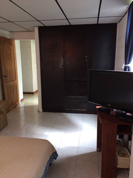 Televisión por cable, closet amplio y luz natural