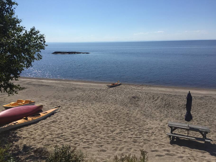 Plage privée en face de la petite maison