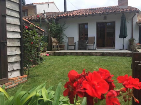 Anuncio de Airbnb popular: Cozy house very close to the beaches en Comillas