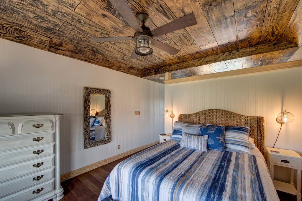 A view of the bedroom