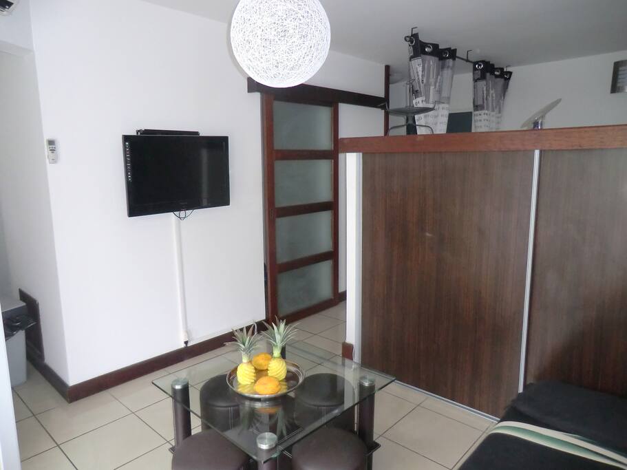 ECRAN PLAT ET GRANDE ARMOIRE DE RANGEMENT