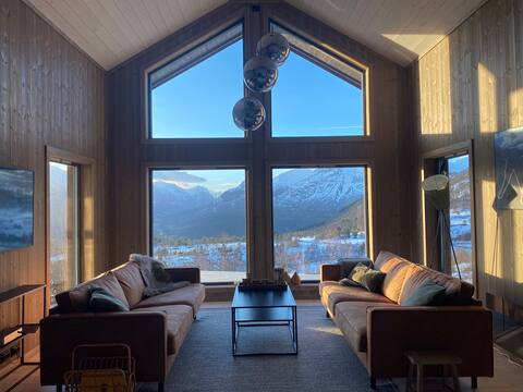Modern cottage, jacuzzi, stunning views and nature