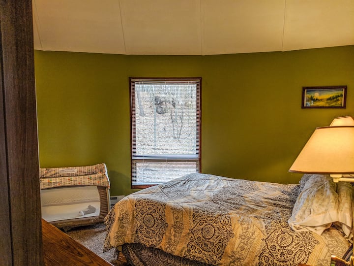 Брачен кревет (широк 150-179 см) и пакување во спална соба бр. 1