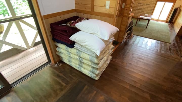 Bedding (duvet hanging/laundry/mahogany/blanket or towel racket/hanging cover/sheets/pillowcases) is provided for the number of guests booked.